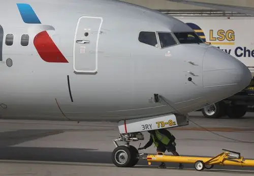 波音737 max 8的机头部分,其中驾驶舱下部黑色虚框部分为感知飞机