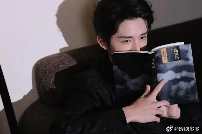 张新成侧影大片##张新成深v刺绣西装