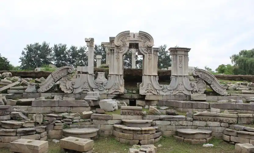 1 / 21 圆明园又称圆明三园,是清代一座大型皇家宫苑,它坐落在北京西