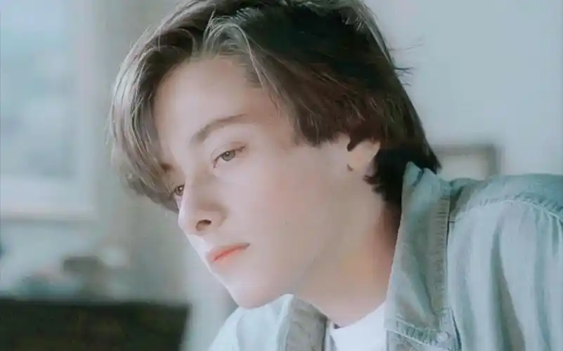 爱德华弗朗近距离脸上洒了光