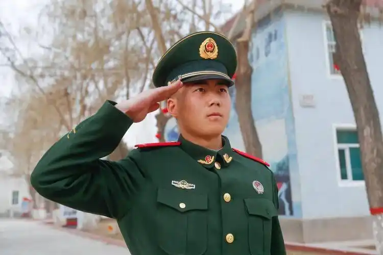 一个军礼一句祝福送给远方的你