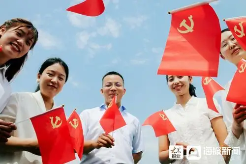 垦利职业中专开展"我和党旗合个影"活动 - 海报新闻