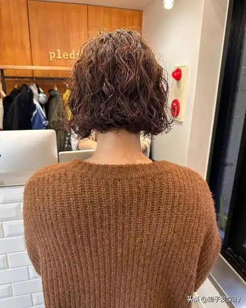 头发少的女性选发型,可以试试全头烫波波头,时尚有型显发量
