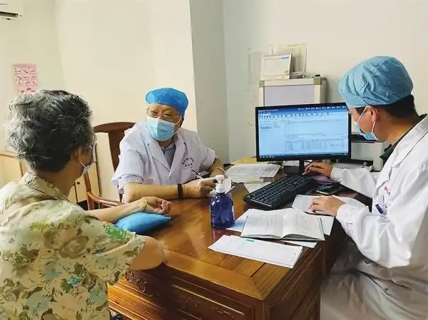 何焕荣详细问诊开方,膏方节现场,中老年人是"主力军".