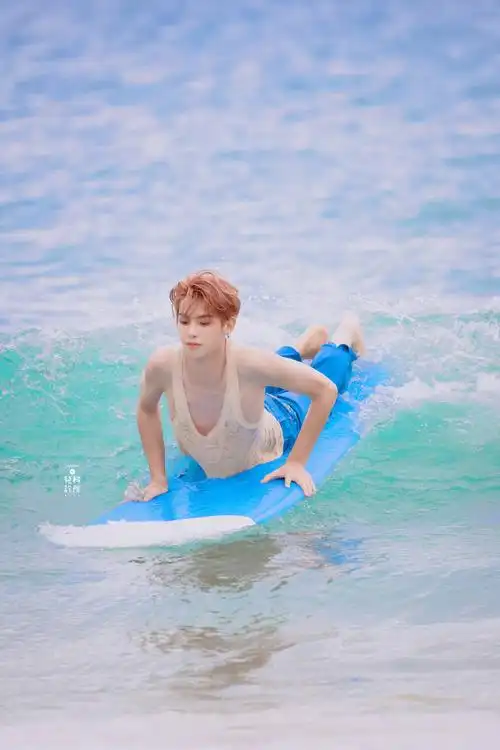 黄明昊夏日冲浪大片