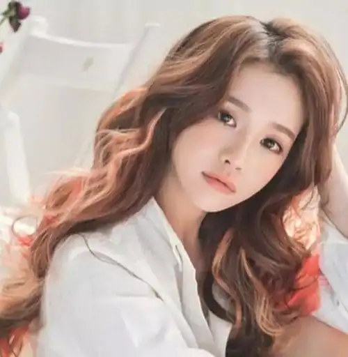 栗色系的偏分中短发搭配一抹红唇,小清新文艺范中透着一丝小性感.