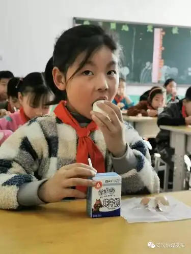 下课铃声一响,各个班级的班主任就分别带领几名学生来到学校食堂,有序