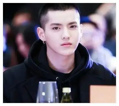 张艺兴的寸头,让人空灵,本以为很爷们,一看正脸遭全网打脸了!
