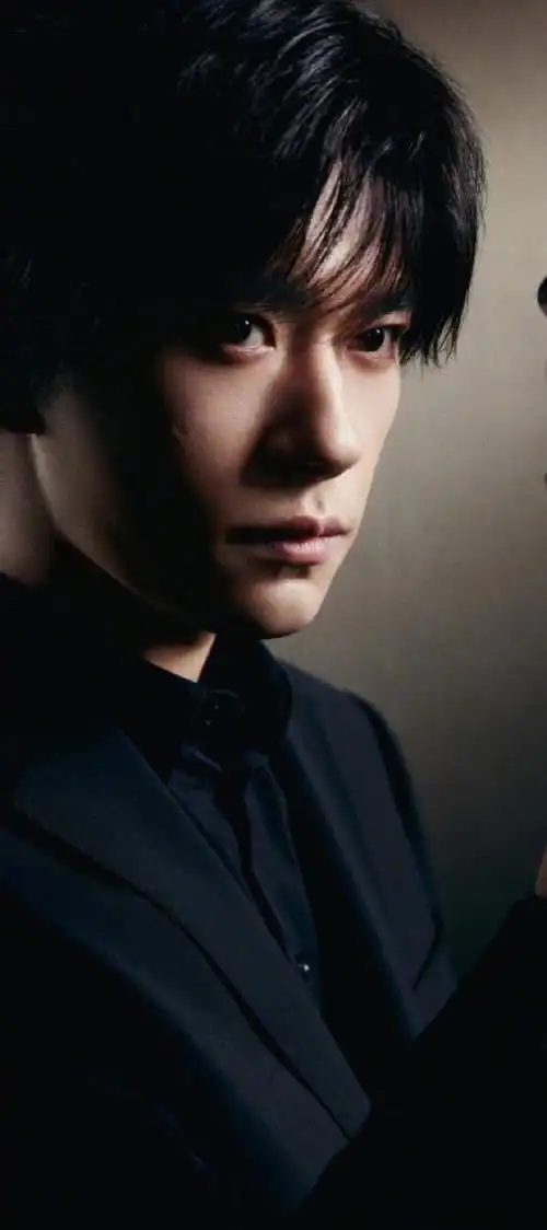 易烊千玺黑调质感大片