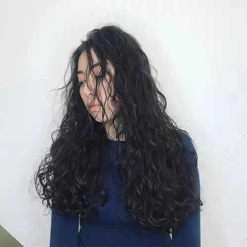 小卷烫发是今年非常流行的一款发型