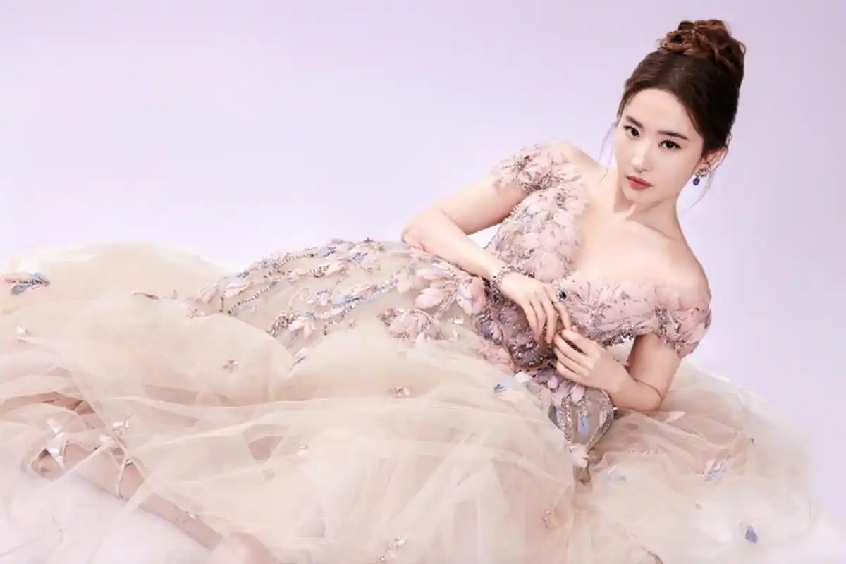 近日,刘亦菲身穿一袭elie saab 2023秋冬高定礼服出席高级珠宝晚宴