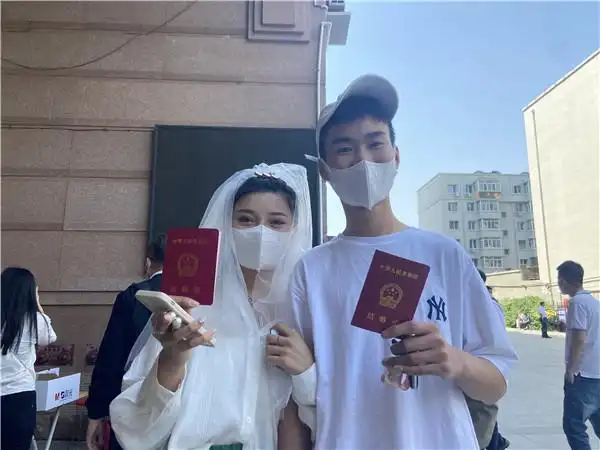 刚领完结婚证的一对新人.