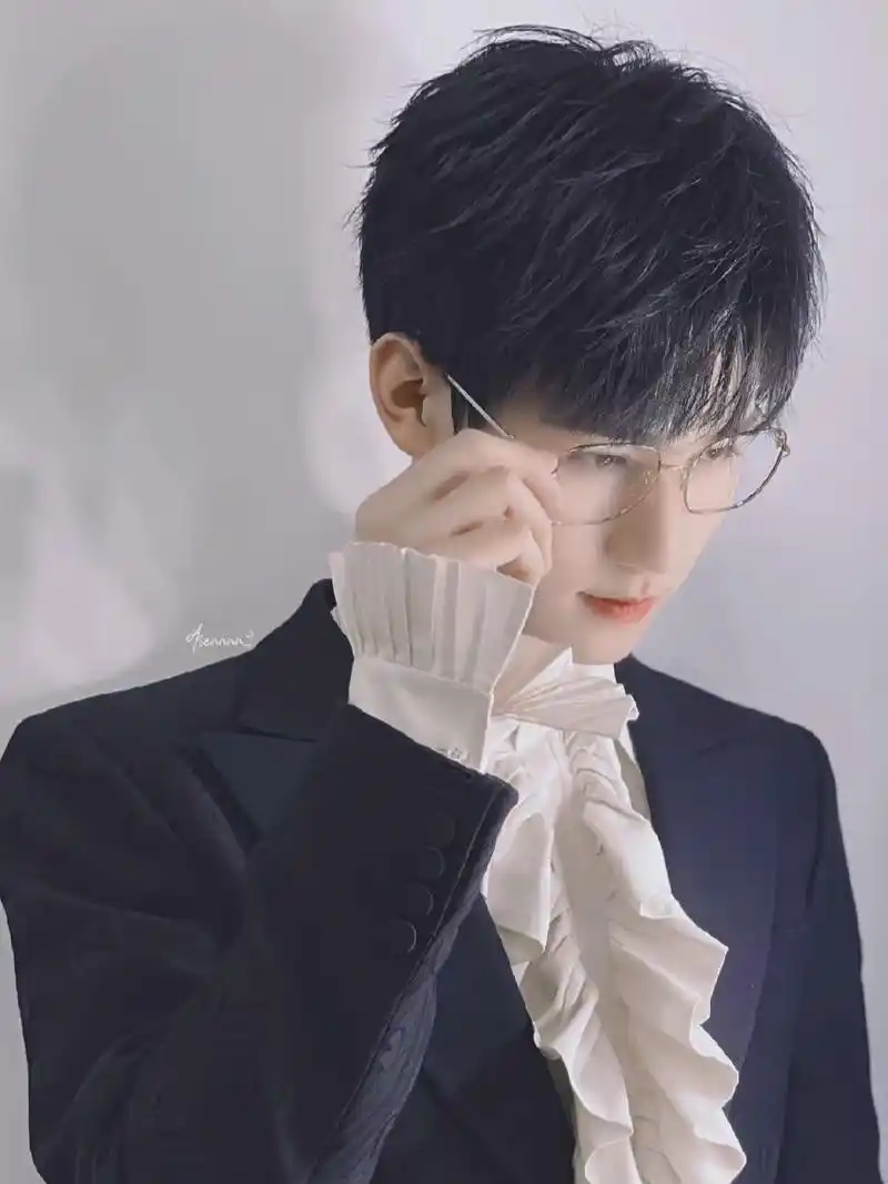 张真源戴眼镜好斯文败类  戴上眼镜表面看起来是禁欲精英s感拉满,实际