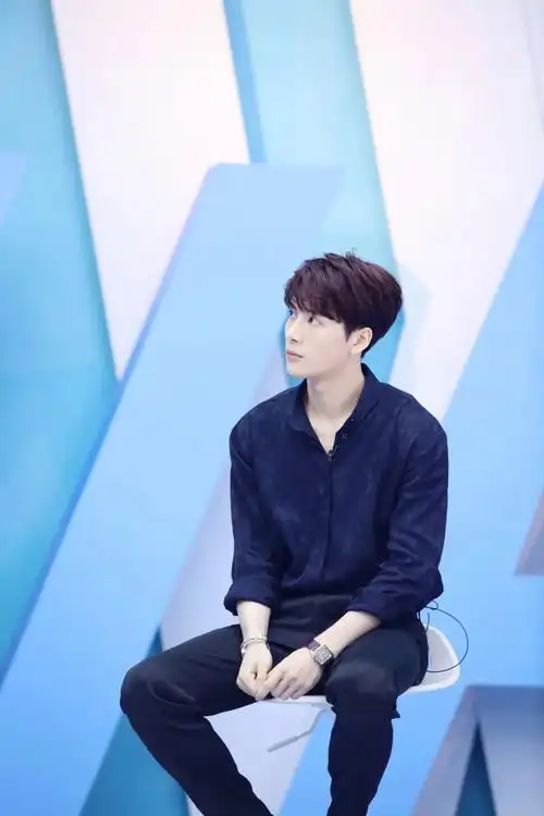 175cm王嘉尔很会穿,轻松切换不同风格,这三种组合精致时髦