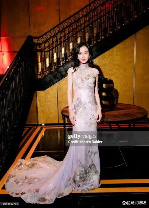 杨颖(angelababy)出席英国电影学院活动,刺绣旗袍美艳大气