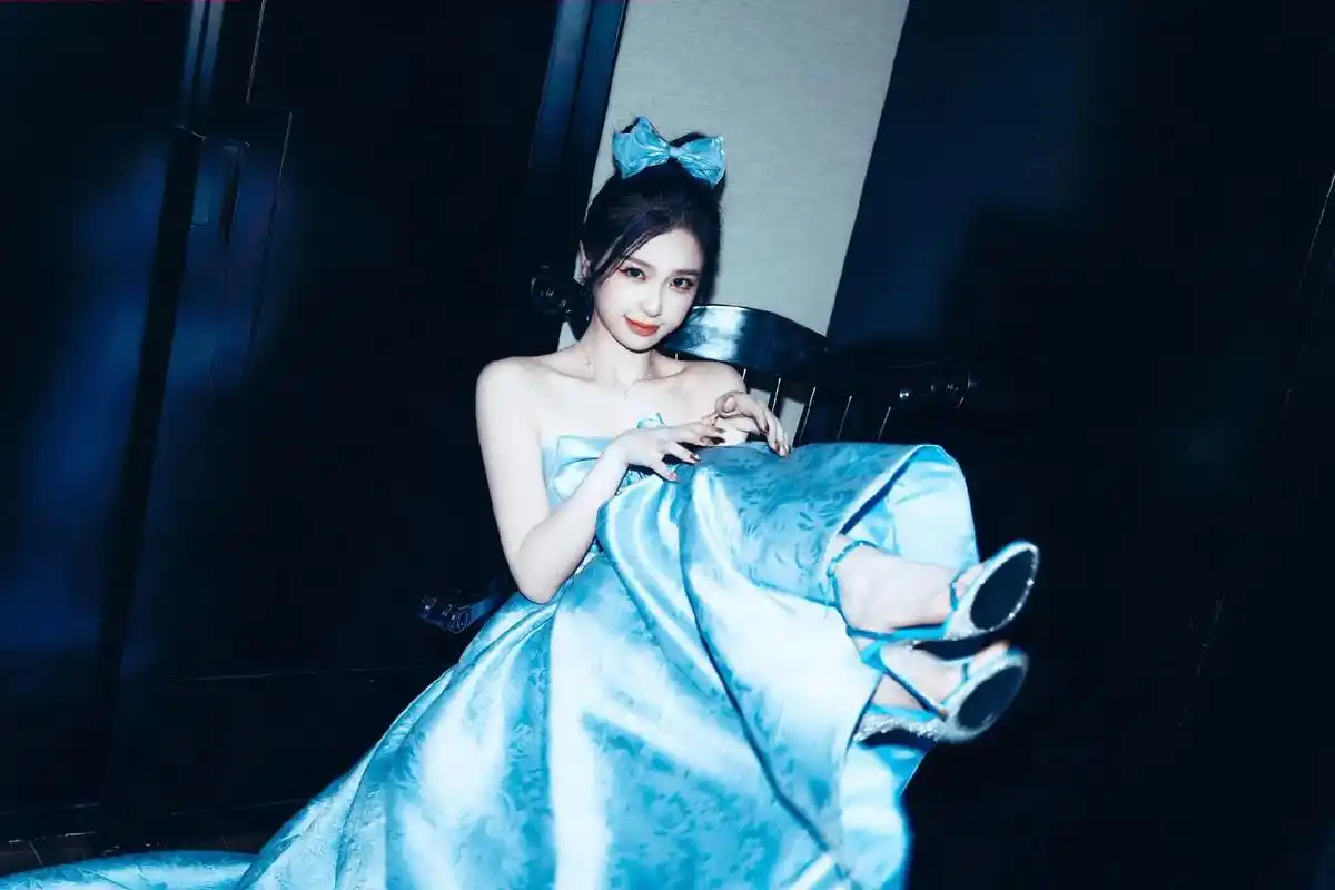 水蓝色绸缎礼服94.@银河方舟starnation #虞书欣 - 抖音