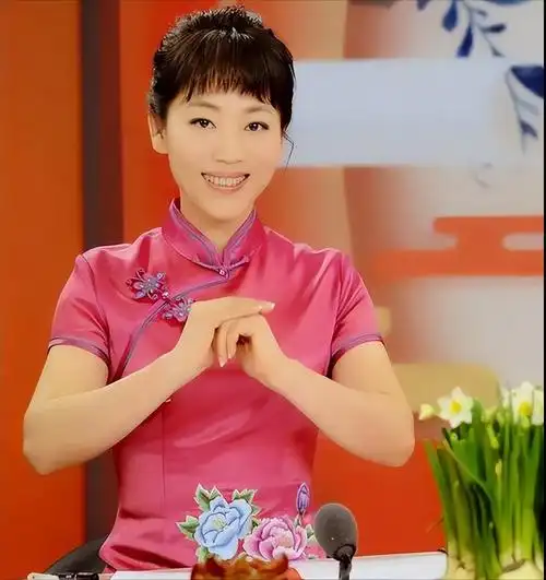 相对于经常出现在电视节目中的撒贝宁,康辉等知名主持人,同为央企主持