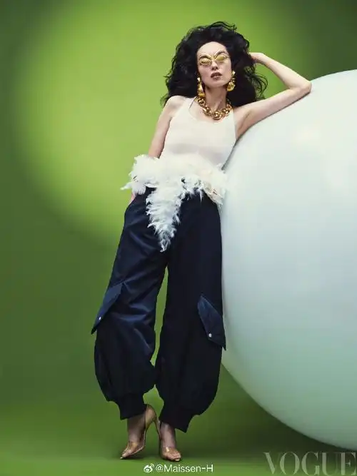 超模孙菲菲 登上vogue中国板三月刊封面, 不错的复古腔调~    摄影