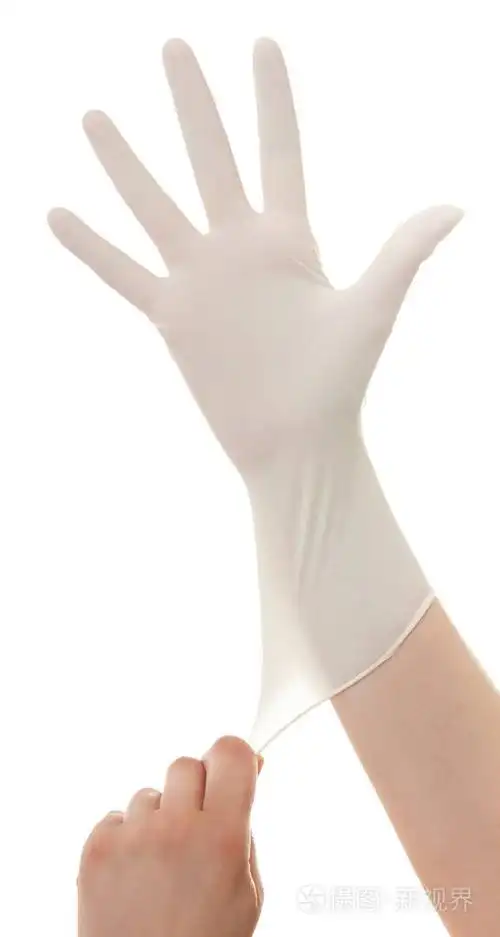 医生带上白色孤立的无菌手套的手医疗