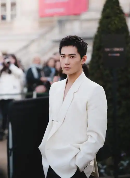 杨洋难掩舞蹈功底西装皮裤挺拔有型似硬汉风度迷倒众少女