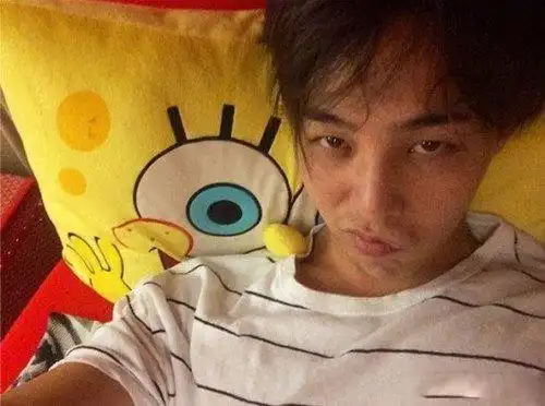 权志龙素颜照对比图片 权志龙毫无修饰素颜照曝光