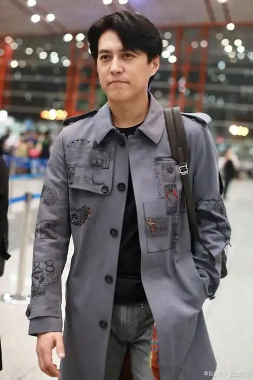 靳东塑造的角色很受女同胞欢迎,被评为国家一级演员实至名归