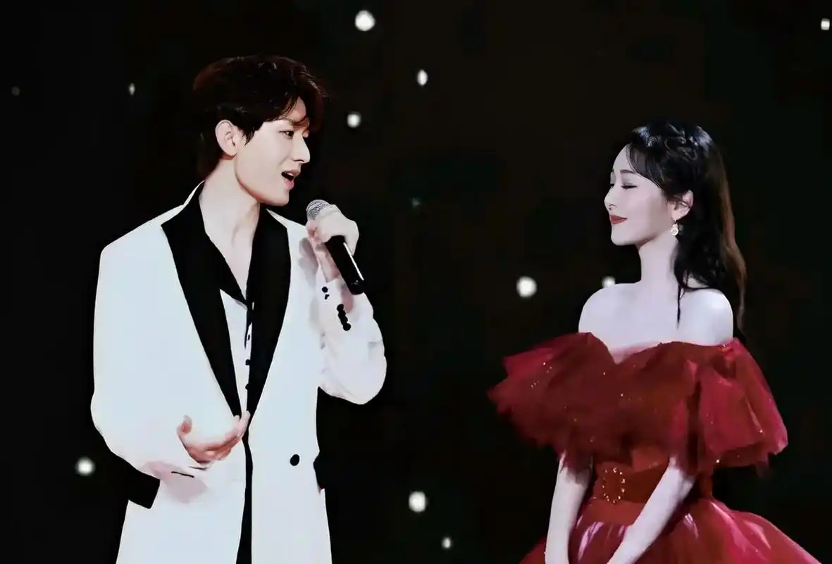 婚纱照中的杨紫·和成毅是如此的搭配,简直就像颜淡和应渊穿越回现代