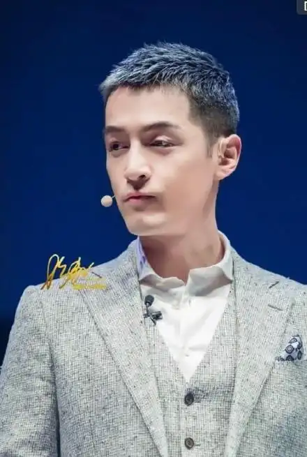 胡歌的奶奶灰新发型造型清爽,十分的干练帅气.