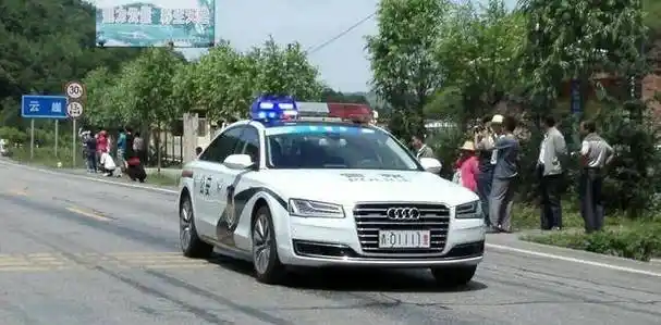 中国警车为何有的印警察有的印公安有什么区别