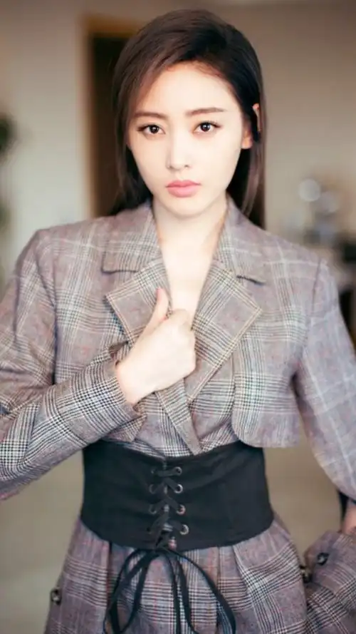 29岁张天爱来势汹汹一颦一笑女神范十足