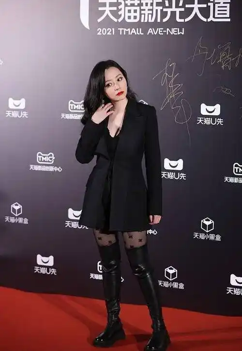 张靓颖的肉感身材恰到好处大v领配黑色丝袜真是时尚撩人