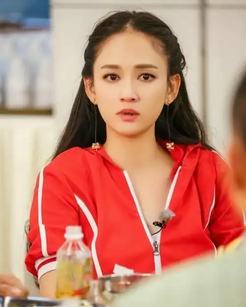 毁三观!陈乔恩黑历史背扒,满大街找睾丸吃,节目上还当众脱奶罩