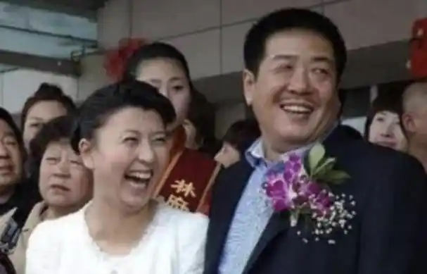 演员闫学晶45岁生小女儿演艺圈的大孝女49岁成了婆婆