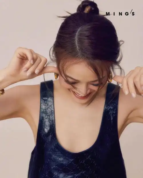 照片中的容祖儿,以一种大胆前卫的造型示人.