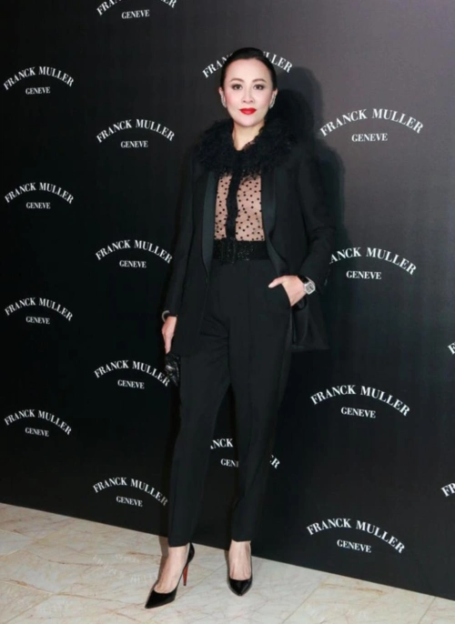 刘嘉玲虽然变老了,但与年轻网红脸还是有区别,自然的脸蛋有优势|套装