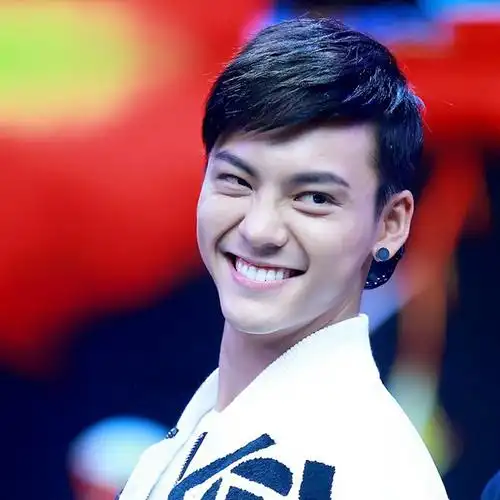 男神陈伟霆示范 最新男生短发发型