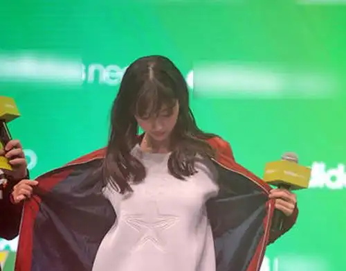 黄晓明抱萌娃不撒手父爱满满