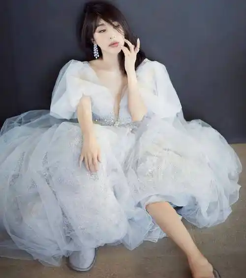 黄晓明前女友李菲儿淡蓝纱裙搭配烈焰红唇,女性韵味太诱人_时尚_舞台