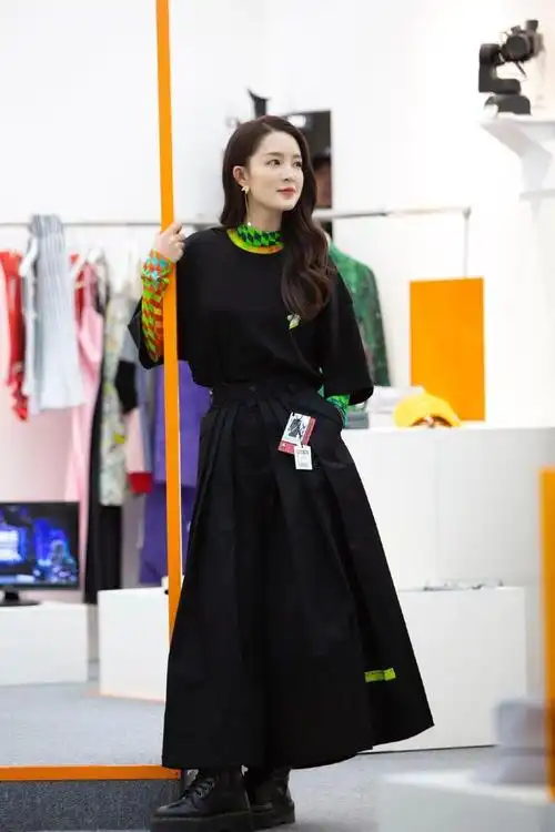 甜甜的李沁突然画风转变一身酷黑服装搭配马丁靴酷潮女孩上线