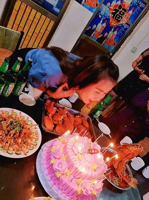 吹蜡烛,许愿,过得很开心