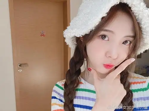 郑乃馨!发了11张自拍!