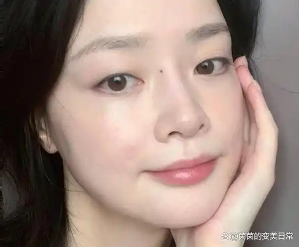 然而,并非每个人都天生拥有冷白皮肤,因为肤色受到遗传和环境等多种