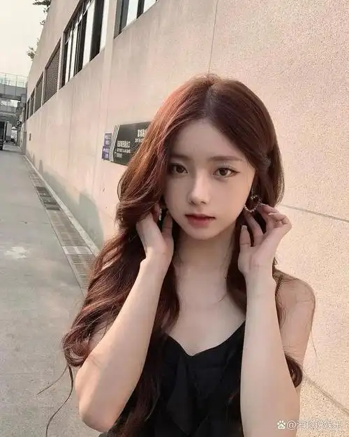 她的区别在于,她的造型风格和外貌都特别偏向于"韩系"