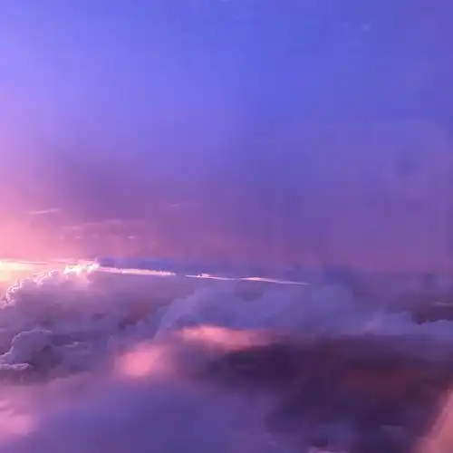 飞机上蓝紫色的天空