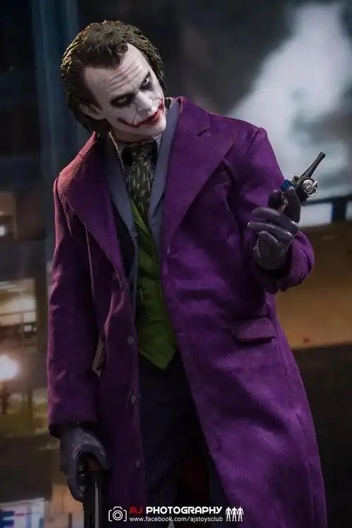 细节还原也很考究,小丑和黑帮谈判时西装里的手榴弹,和鞋内藏着的暗器