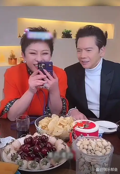 向太和老公同框露面,向华强西装搭配高领衫干练时尚,在老婆面前笑容