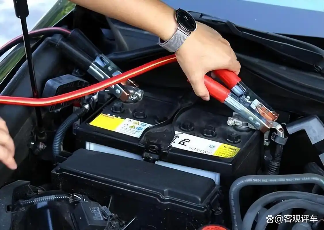 给汽车电瓶"搭电",先接正极还是先接负极?搞错了车子会爆炸