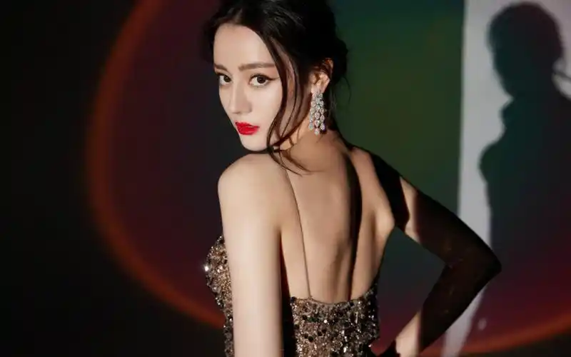 迪丽热巴亮片开叉裙性感壁纸(4/9)