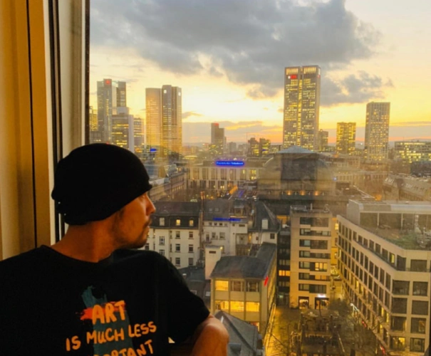 但文案却令人又气又笑,周杰伦发布了一张背影照,并且配文表示如果这条