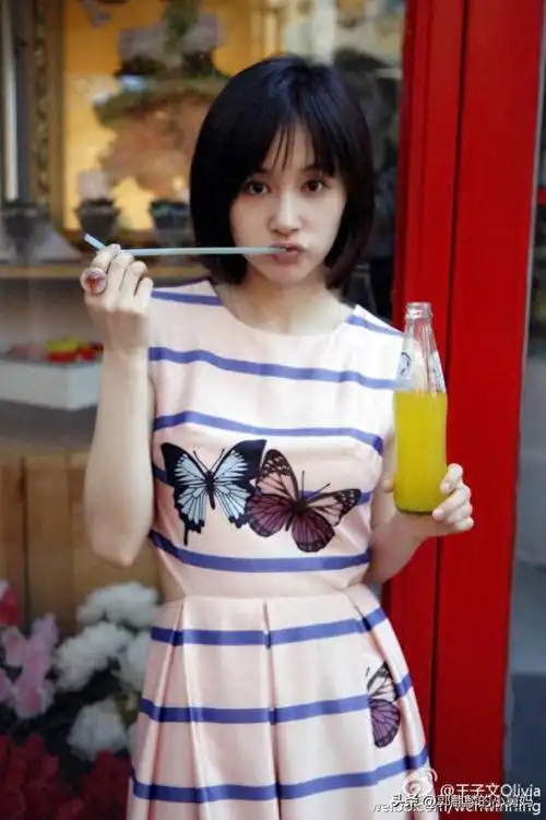 36岁王子文长发披肩穿百褶裙拍摄电视剧灵动温柔似少女